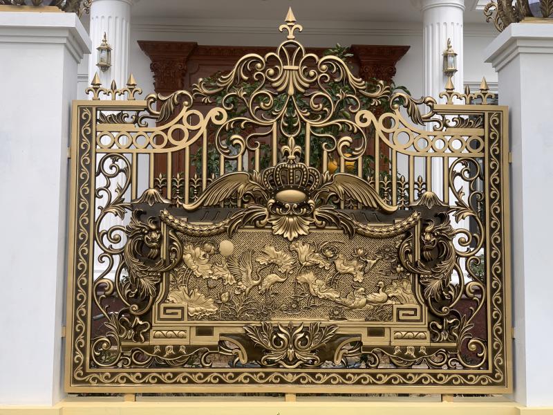 Hàng rào hình hoa văn lá cuốn bằng nhôm đúc mạ vàng, bạc