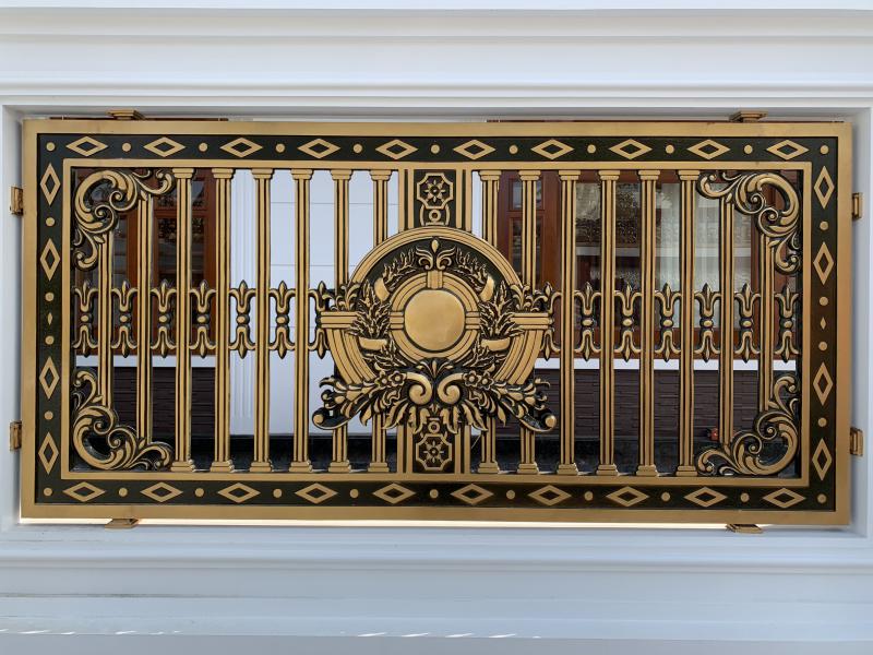 Hàng rào hình hoa văn lá cuốn bằng nhôm đúc mạ vàng, bạc