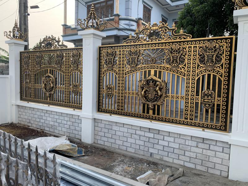 Hàng rào hình hoa văn lá cuốn bằng nhôm đúc mạ vàng, bạc